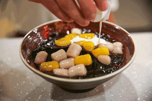 亲手自制烧仙草奶茶味道好极了,家庭简易版奶茶烧仙草