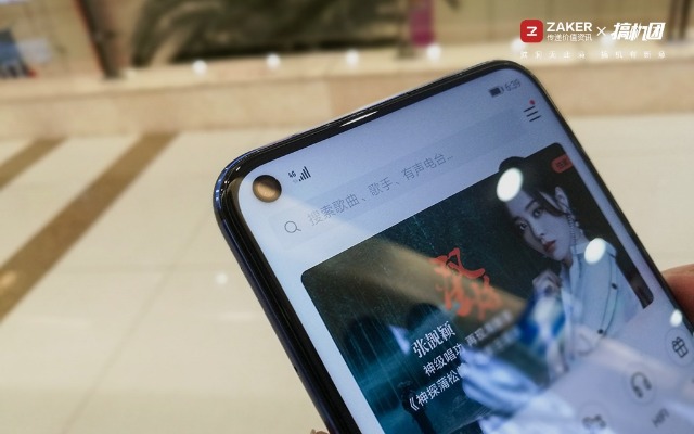 挖孔屏好用吗，相机自带8倍镜，能玩英雄联盟：荣耀V20体验