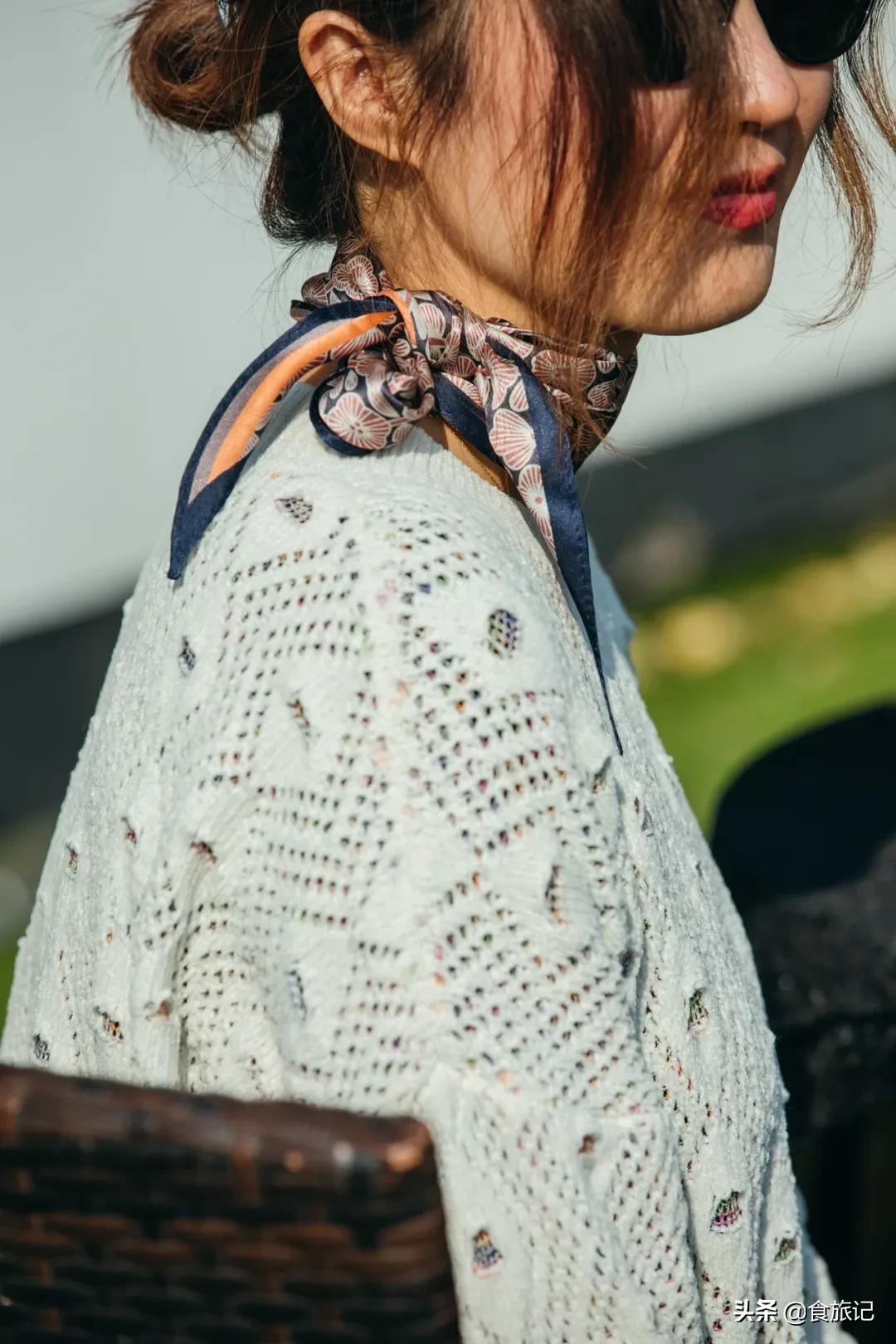 丝巾的气质系法,一条小小的丝巾可以点缀你的气质