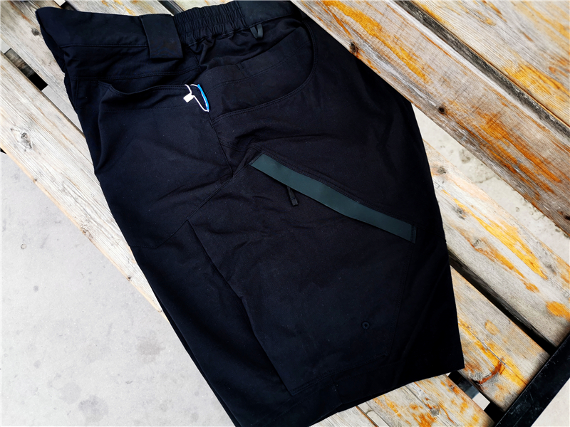 是短裤,也是移动的工具库——单导“黑洞”短裤简评