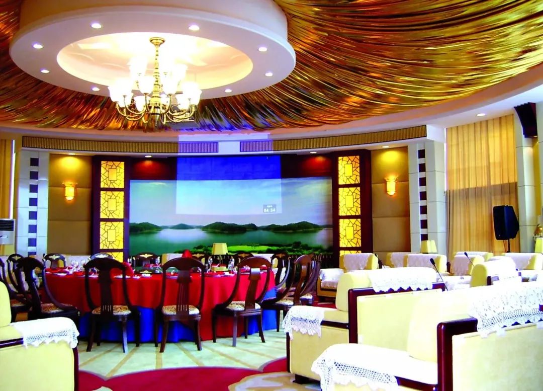 原生态山地球场,国内天然草坪球场