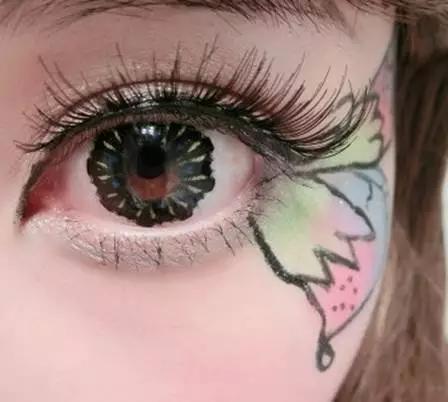 青少年女生戴美瞳会影响眼睛视力 (女生戴美瞳的后果导致眼睛失明)