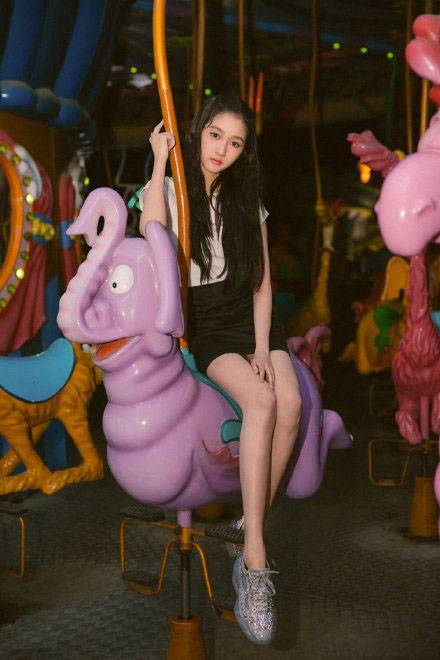 关晓彤白裙子腿长,关晓彤腿又长又直气质不输超模