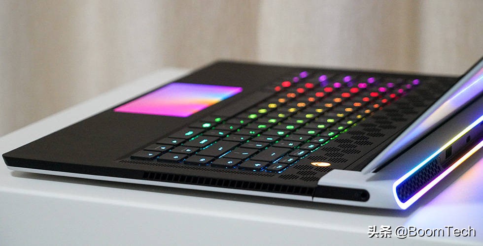 将4只风扇塞入厚度仅有16mm的纤薄游戏本内聊聊Alienwarex15R1