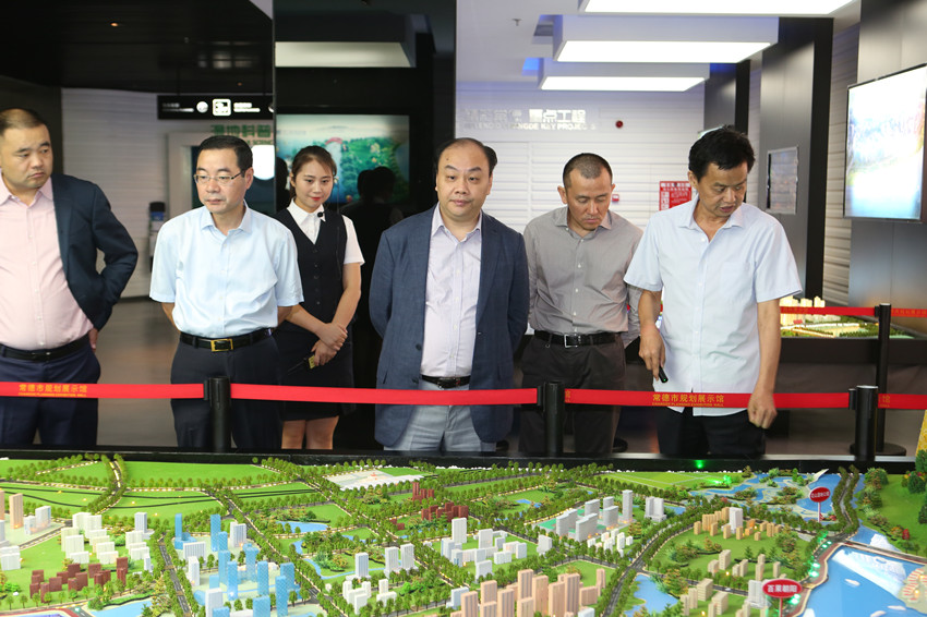 黄光裕终于出狱！而8年前就出狱的哥哥黄俊钦，现在怎么样了？