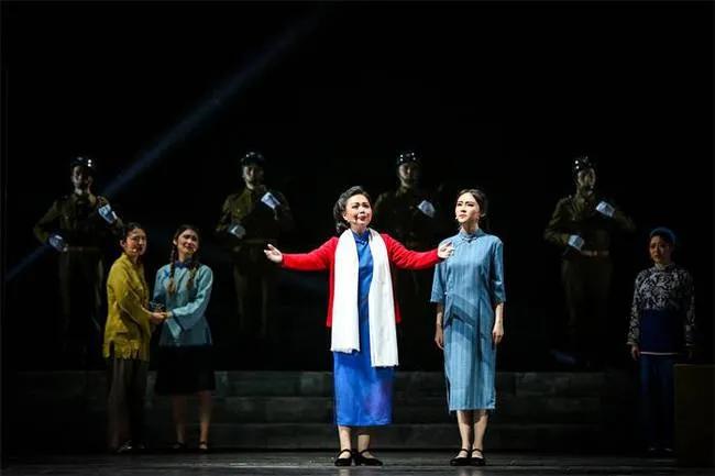 张桂梅，靠“追星”拯救大山少女