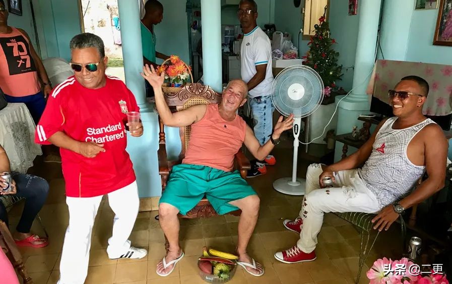 他35岁裸辞，搭顺风船环游世界，网友：还可以这么玩？