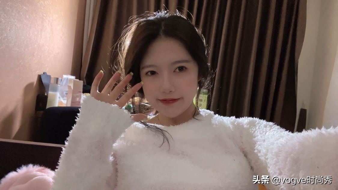 女网红花一千在日本租了个男朋友，换成蔡徐坤同款发型后：打扰了