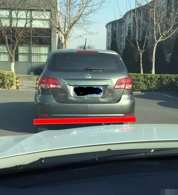 开车时看不见车头如何判断距离,轿车视野看不见车头怎么判断距离