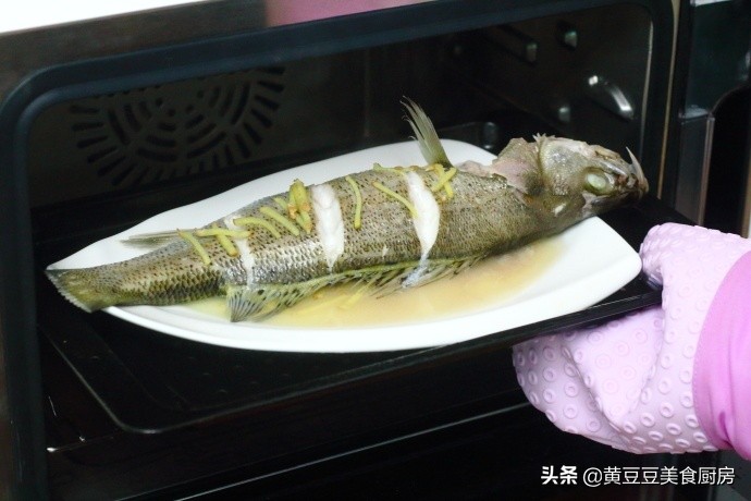 清蒸速冻鲈鱼最好吃的做法,清蒸鲈鱼好吃有诀窍