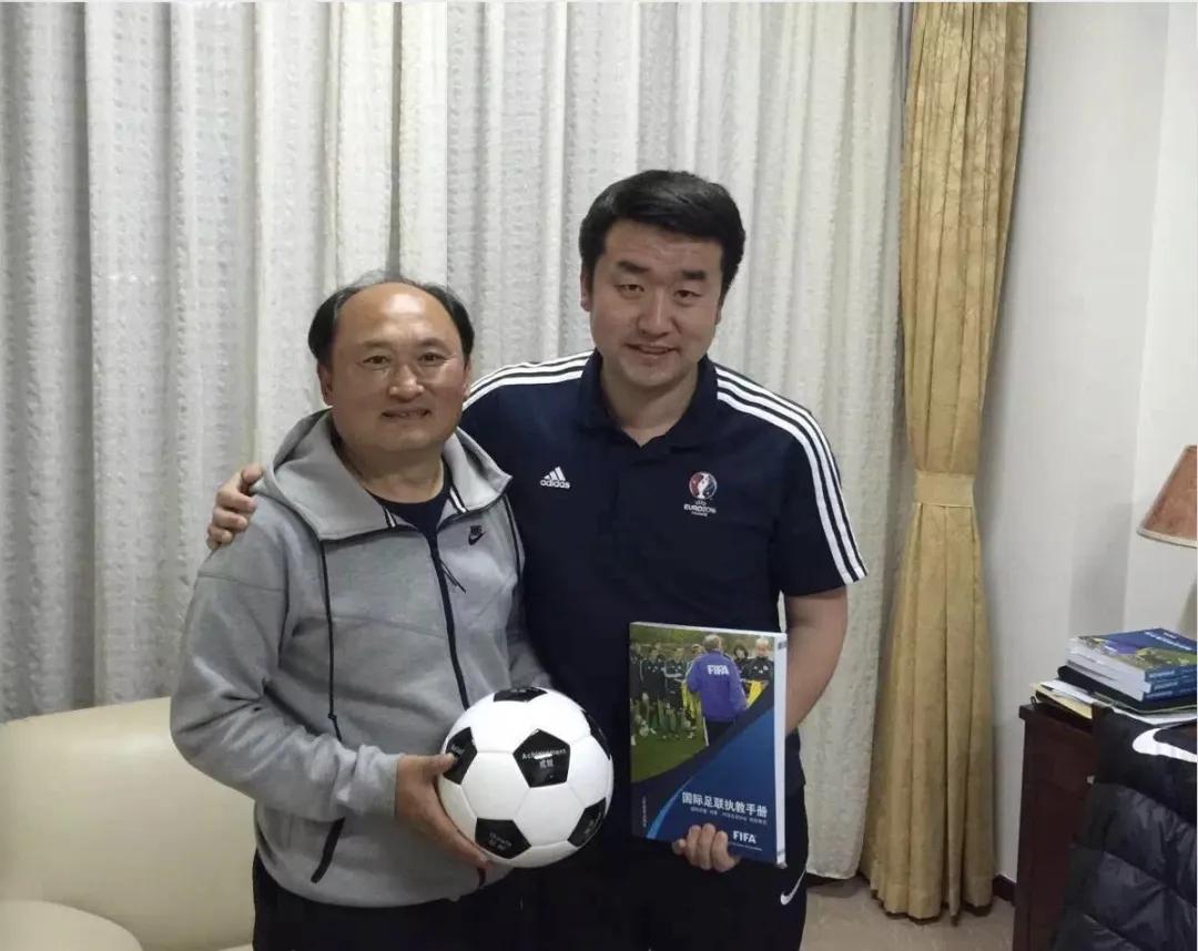 为中国足球奉献需要勇气黄健翔,对话中国足球