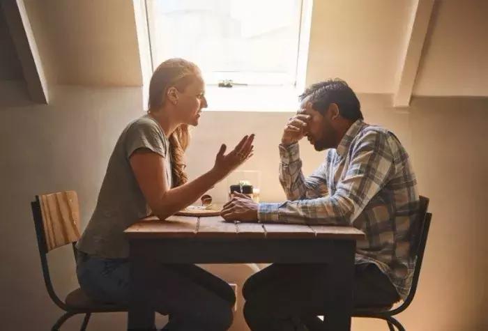 夫妻中的沟通障碍,夫妻之间存在沟通障碍如何解决