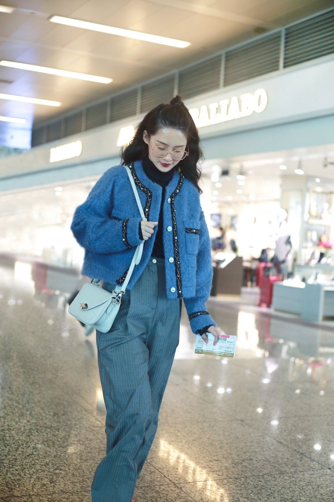 李沁的穿搭更多了解几分清新简约,李沁同款小西装搭配