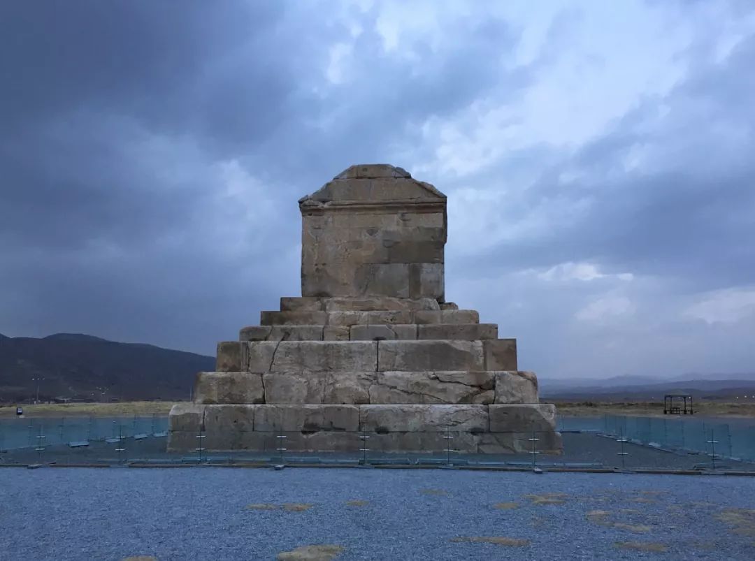 说出三个对中国免签的国家,唯一一个只对中国免签的国家