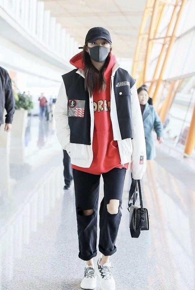 关晓彤白色帆布鞋,关晓彤穿黑色帆布鞋