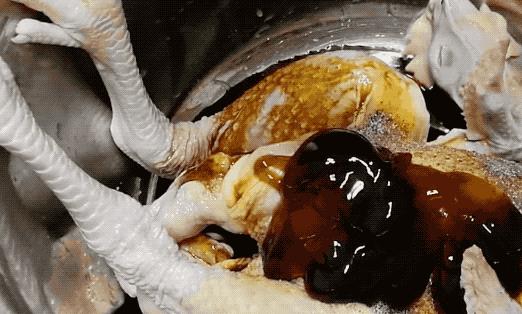 老公把整只鸡塞进电饭锅里,居然一点水都不放,出锅后口水都流了