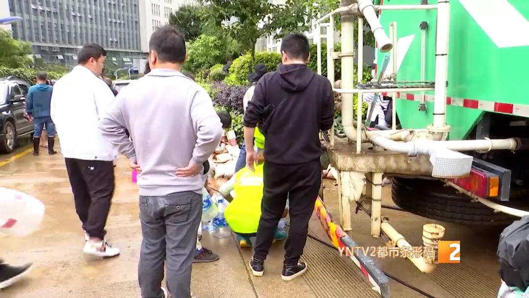 约200辆车泡了一整天,路上淤泥堆积难以通行,西市区为何淹积水那么严重?