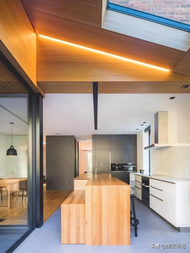 她在别墅外墙搭了个“黑盒子”，从而多出了间阳台和厨房！太聪明