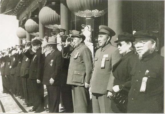 1976年毛主席追悼大会所有人站立默哀,唯独一老妇坐着,她是谁?