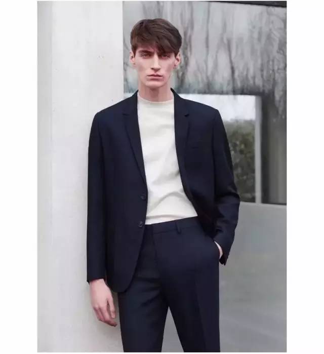 男人都需要一身合适的西装，怎样定制西装才能更加合身？