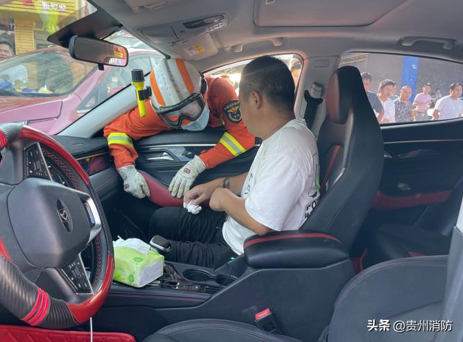 大货车雨天连环相撞一片狼藉,爆笑三车相撞视频