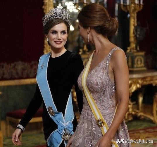 阿根廷第一夫人遇对手，穿真丝裙秀飘逸，却被西班牙王后比下去！