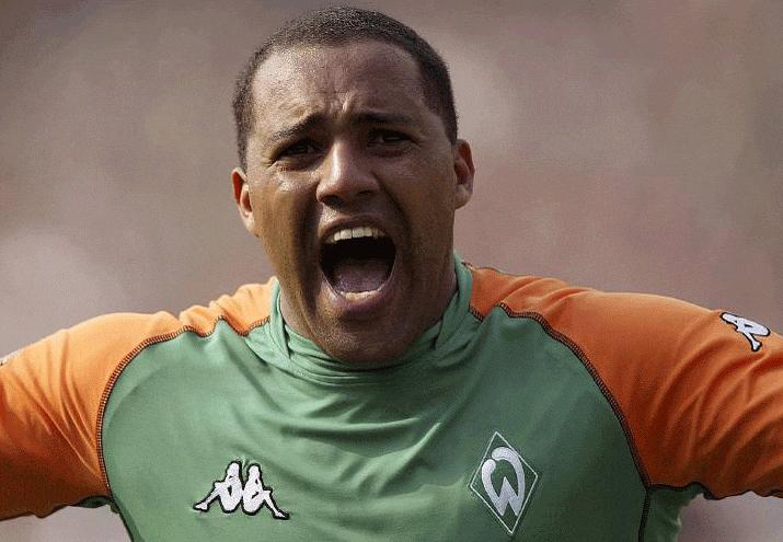 他可能是足球史上最灵活的死胖子，绿茵场上风驰电掣的球形闪电