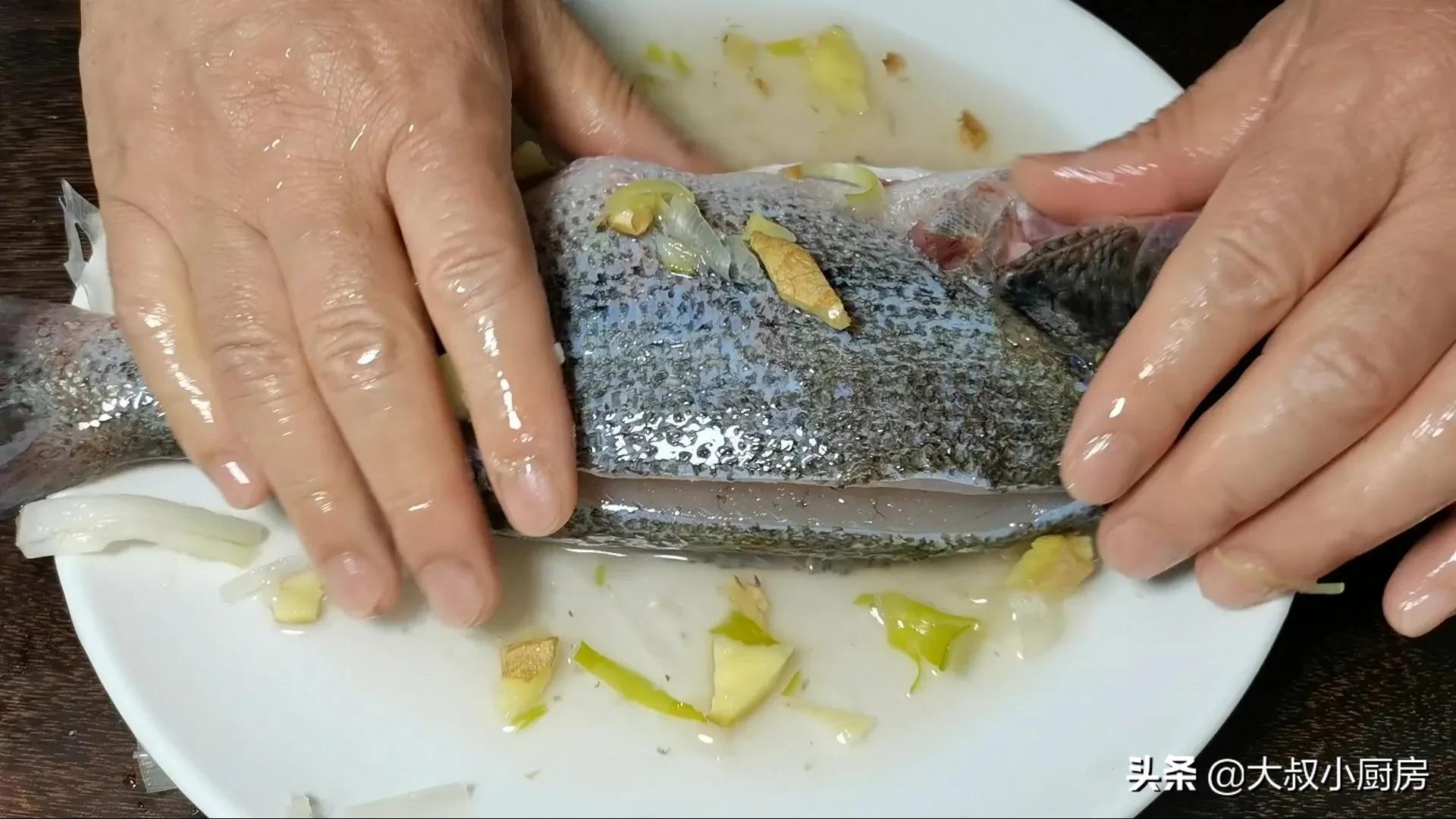 清蒸鲈鱼正确做法要放料酒吗,清蒸鲈鱼放哪些调料比较好吃