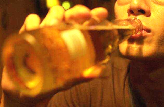 胆结石患者喝酒会眩晕吗,胆结石喝酒引发胆囊炎