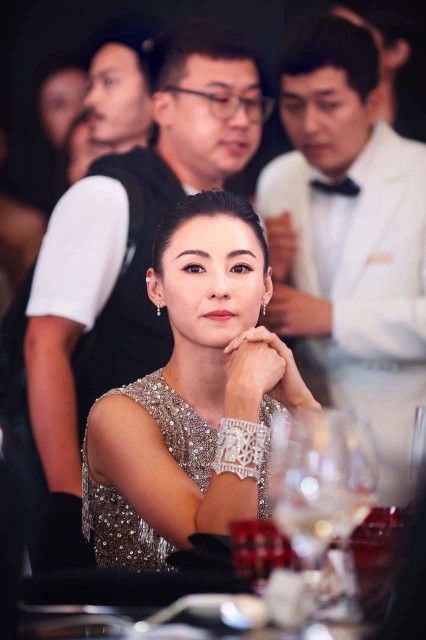 王菲谢霆锋爱情历程,谢霆锋王菲复合后牵手图片