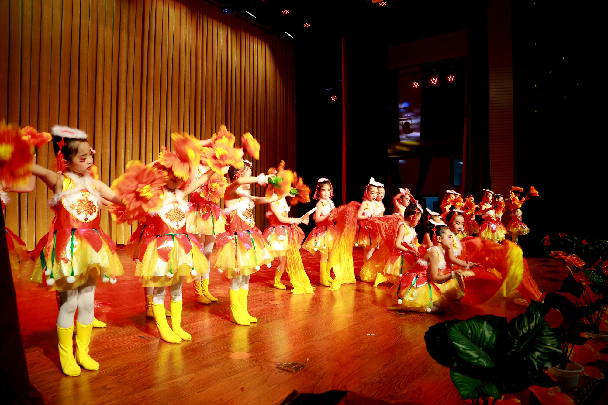 金鸡艺术《舞动人生梦想起航》专场晚会在青少年活动中心演出