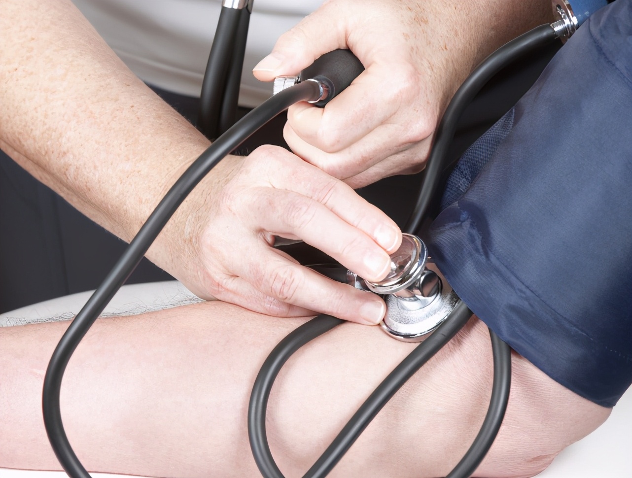 男子睾丸处经常潮湿痒是啥原因,男子睾丸痒该怎么办