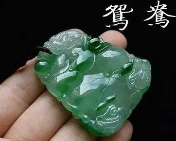 翡翠蝙蝠挂件寓意,翡翠挂件荷花的图案寓意