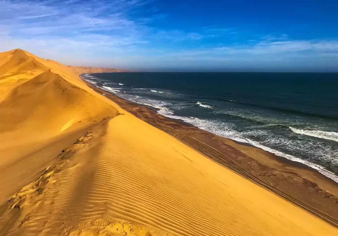 一半是沙漠一半是大海的地方,一半海水一半沙漠的地方