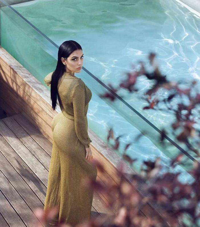 c罗女朋友乔治娜穿球衣照片,c罗梅开二度女友乔治娜球场点赞