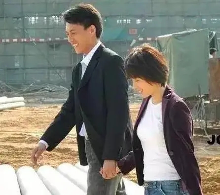 李佳多少岁嫁给靳东的,李佳结过几次婚