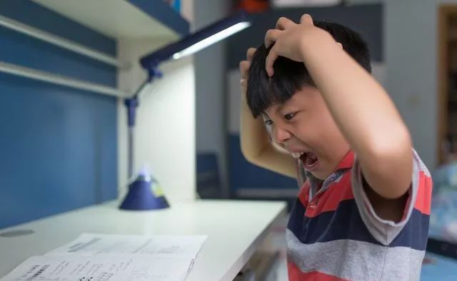 小学生犯错被罚写检讨，检讨书虽句句真诚，却被老师看破“玄机”