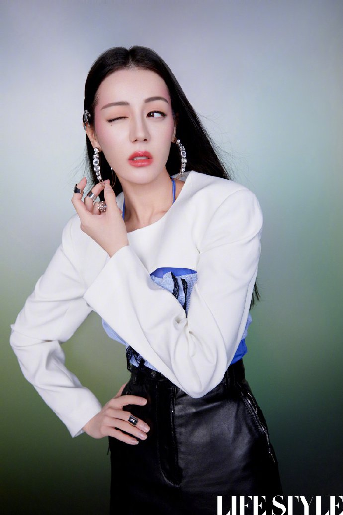 迪丽热巴造型黑色抹胸长裙,迪丽热巴蓝纱裙造型走路