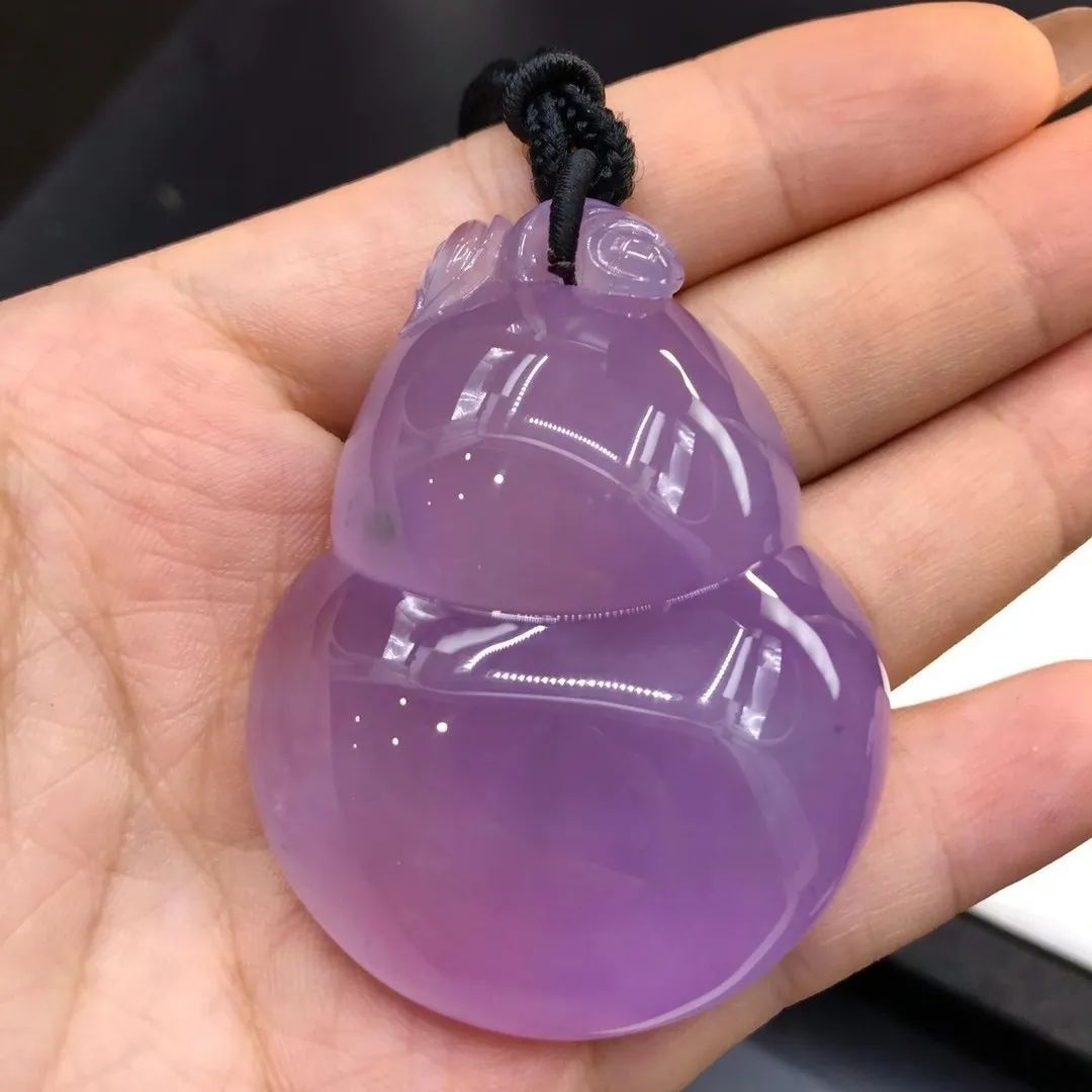 紫罗兰翡翠见光图片,紫色的翡翠都会见光失色吗