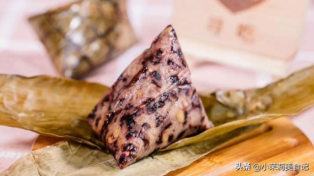 煮粽子叶子的时候要加什么,煮粽子怎样使叶子不变黄