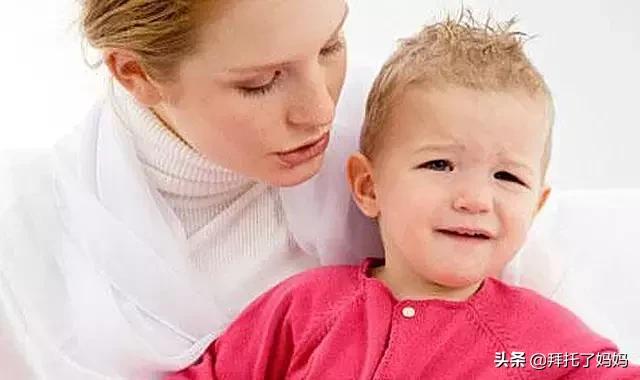 宝宝恋奶怎么办,宝宝喝奶又要吃手