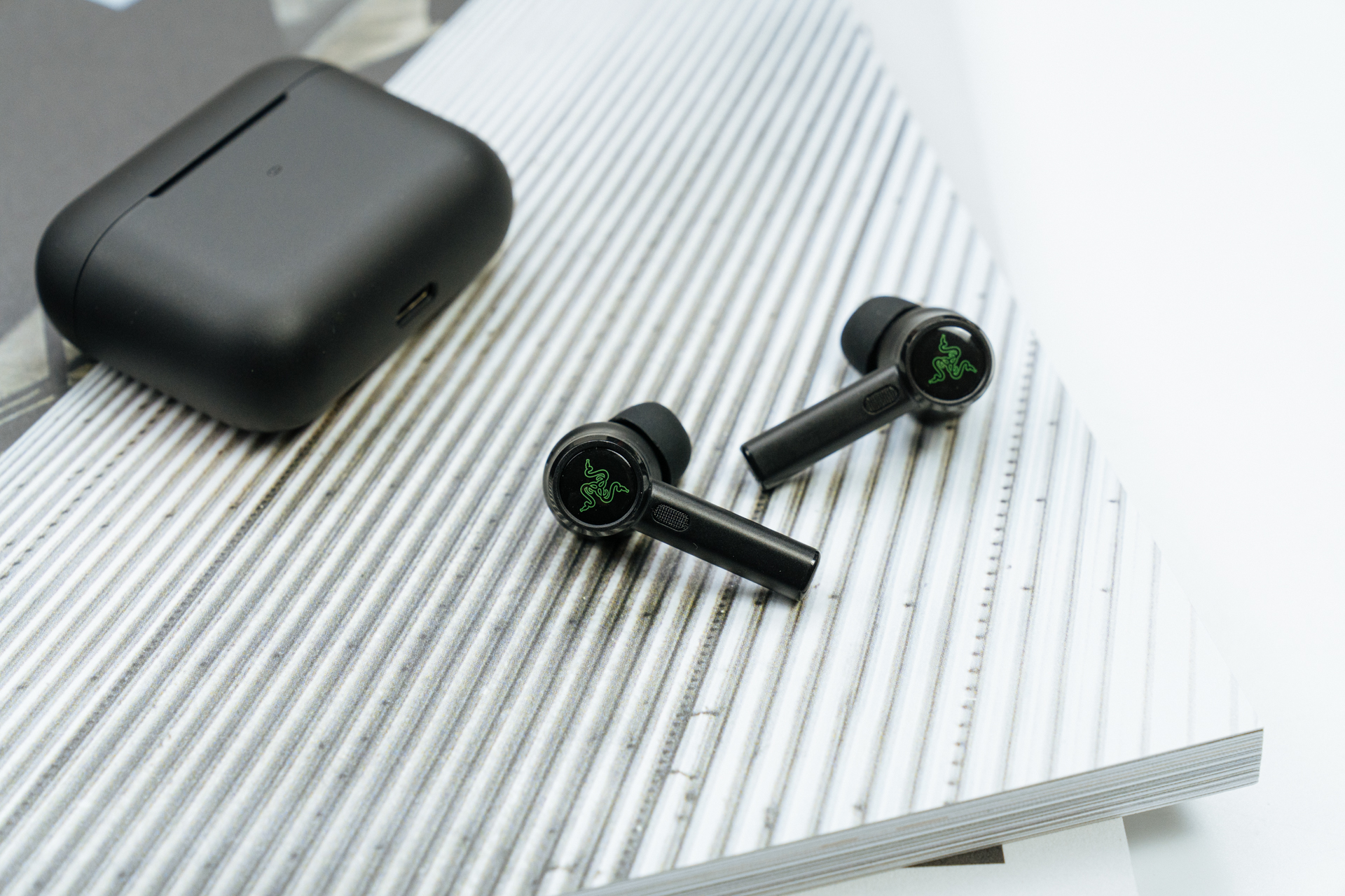 雷蛇战锤狂鲨和airpods,雷蛇战锤狂鲨真无线2代和airpods