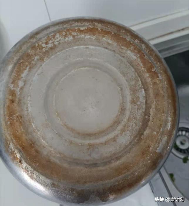 糊了的锅底没有钢丝球怎么洗,锅底烧糊了别着急扔今天教你一招