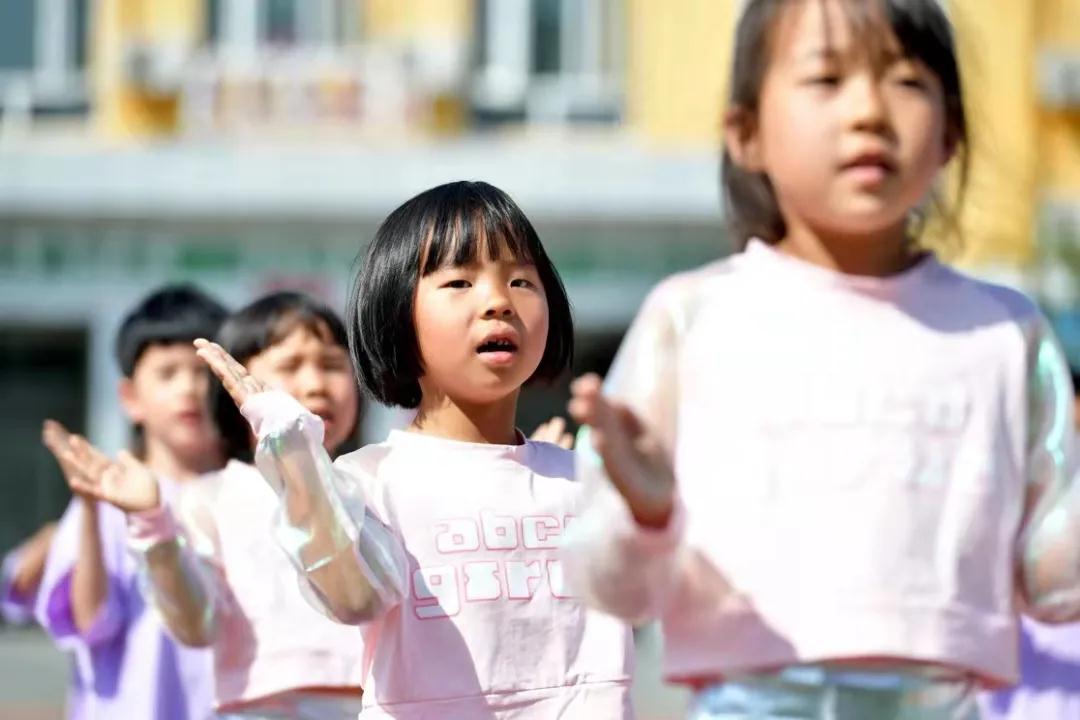 一共有207人参加体操表演,一百多人体育节开场