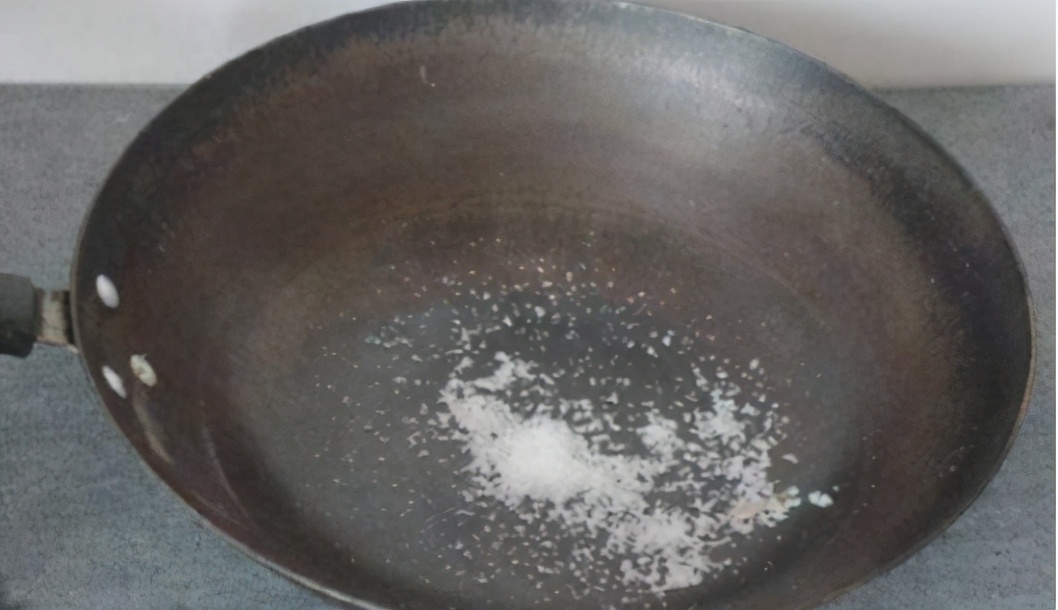 铁锅的锅底锈怎么清理,铁锅锅底黑清洗妙招