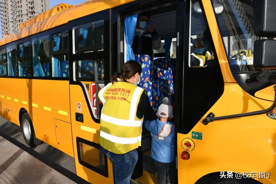校车出行|家长、学校、司机三方沟通核心——跟车老师的日常