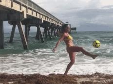 内马尔踢女足,小姐姐踢足球完整视频