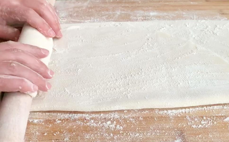 做手擀面面里要放盐吗,做手擀面用冷水还是热水和面不碎