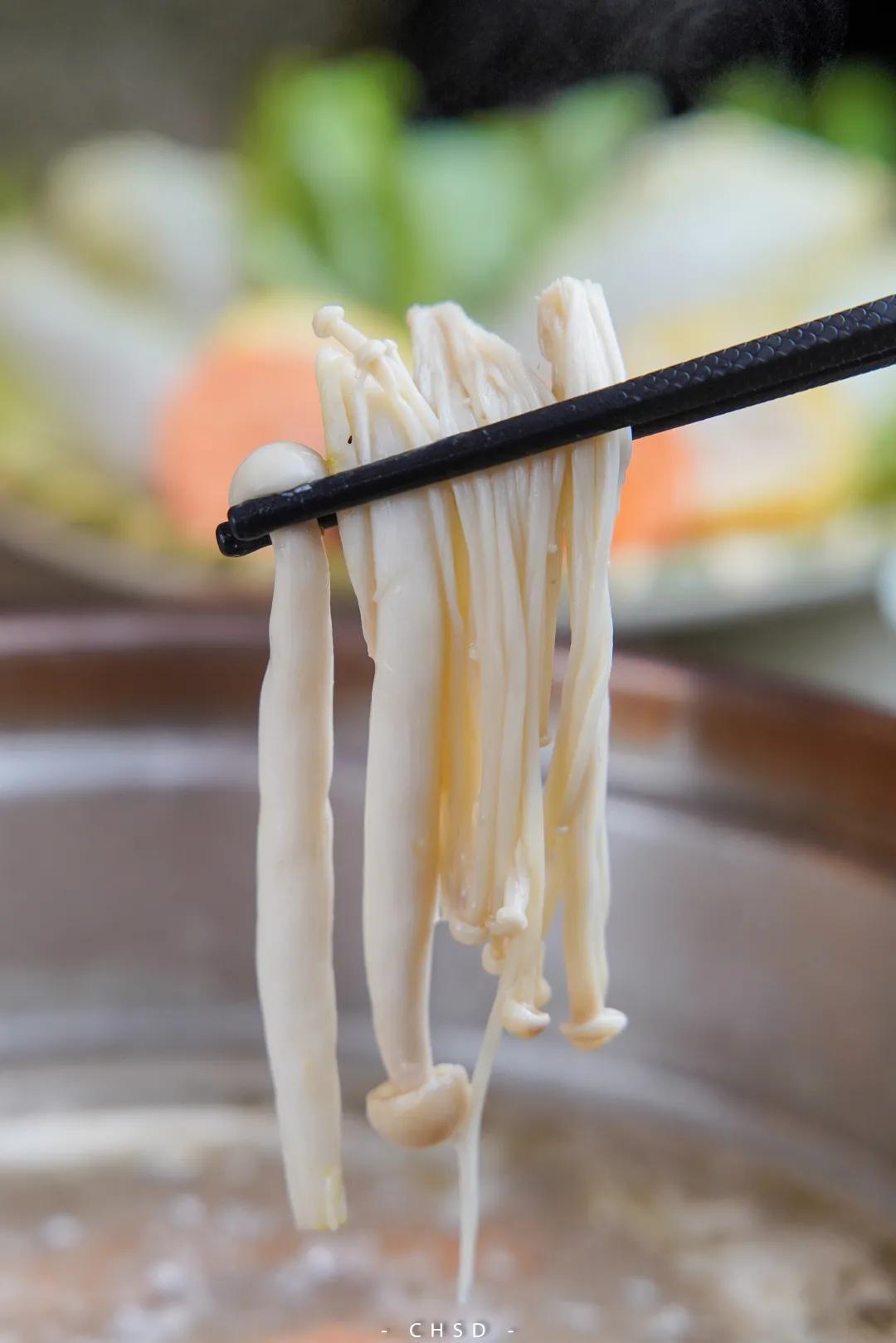 椰椰椰！这家人气椰子鸡专门店，光是汤底就喝饱了