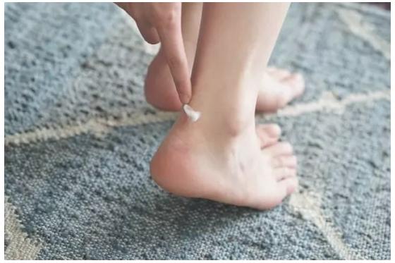 新鞋子后脚跟磨脚怎么办,脚被鞋子磨红肿怎么处理